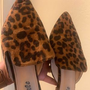 Cheetah print pointed toe mule